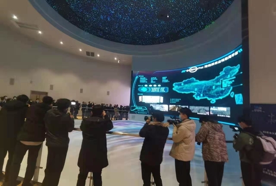 Hoog nauwkeurig gebogen LED-display Schermhelderheid Kleurconsistentie Geen spook